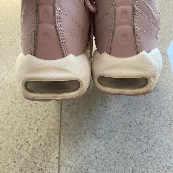 Nike - Picture 3 of 5